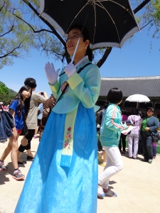 gyeongbokgung tour guide in hanbok